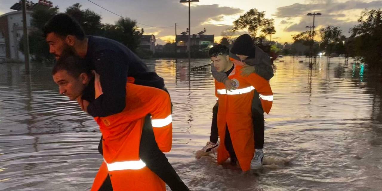 Antalya'da su baskını: Vatandaşlar ve hayvanlar mahsur kaldı