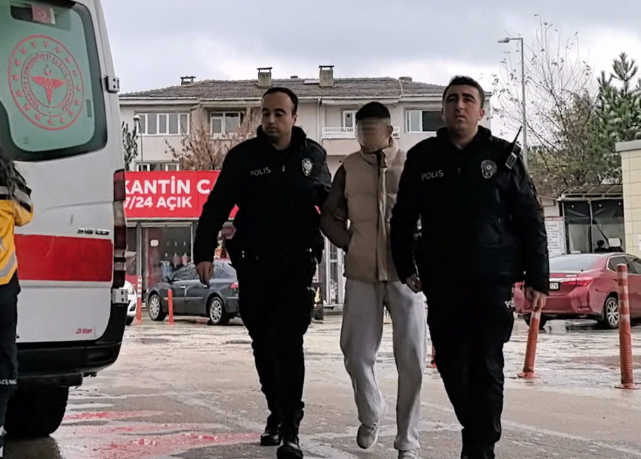 Babasını 6 yerden bıçakladı, ambulansı aradı