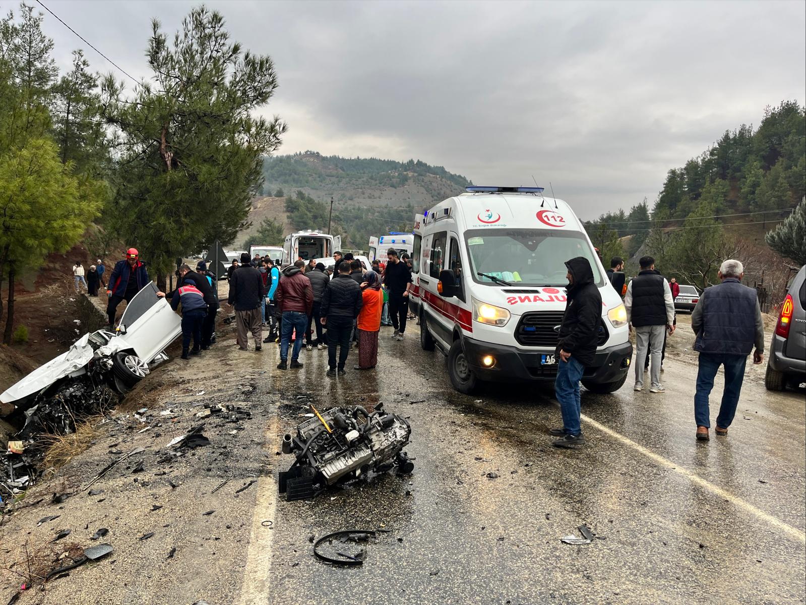 Kahramanmaraş'ta hafif ticari araç ile otomobilin çarpıştığı kazada 10 kişi yaralandı