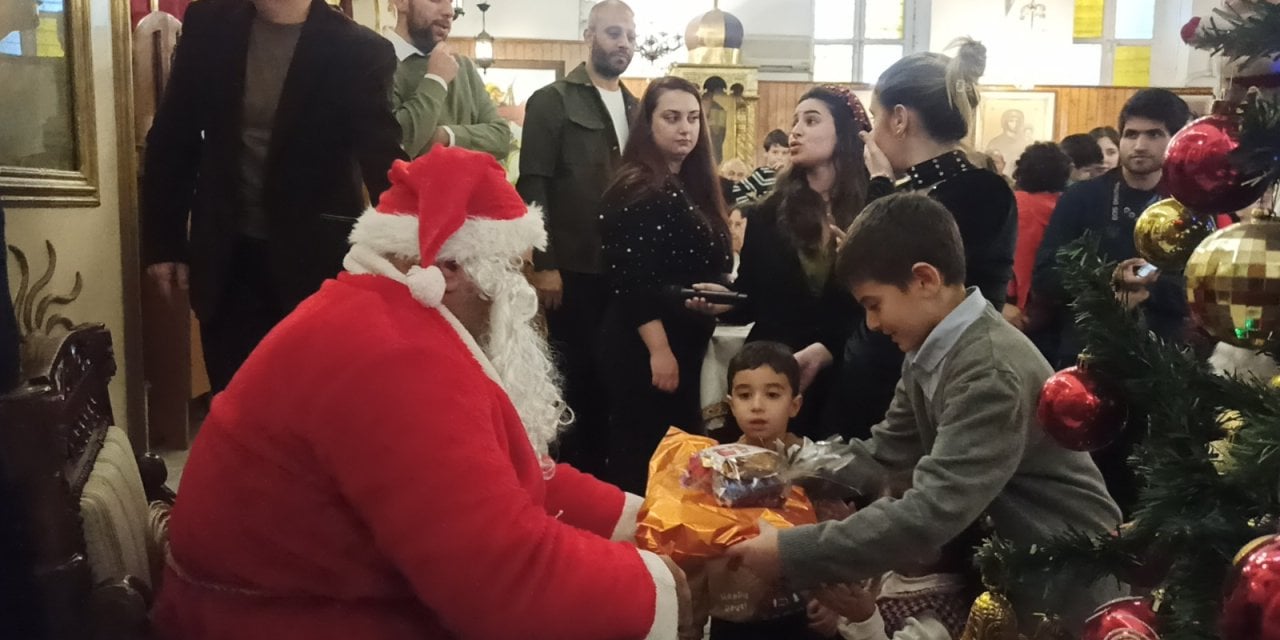 Hatay'da  çocuklara Noel hediyeleri dağıtıldı, dilekler tutuldu