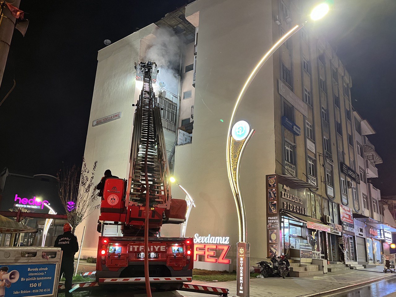 Kocaeli'nde 6’ıncı katında çıkan yangın söndürüldü