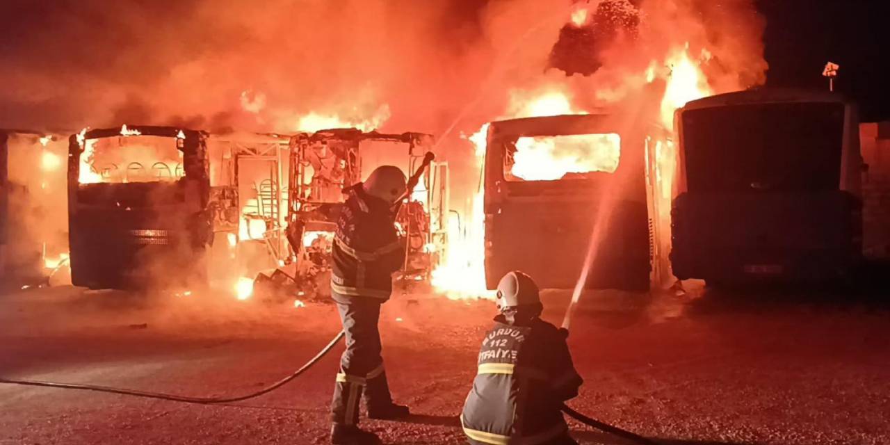 5 Halk otobüsü alev alev yandı
