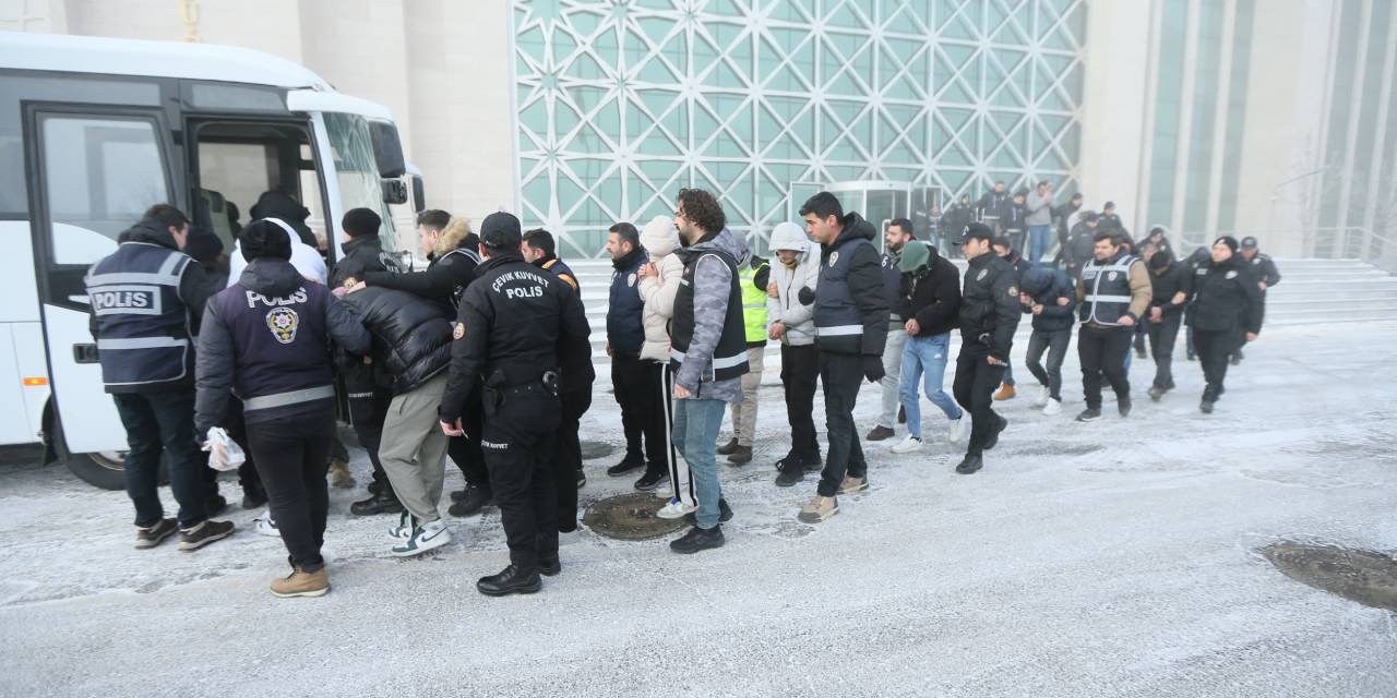 Sosyal medya dolandırıcılarına 8 ilde operasyon!