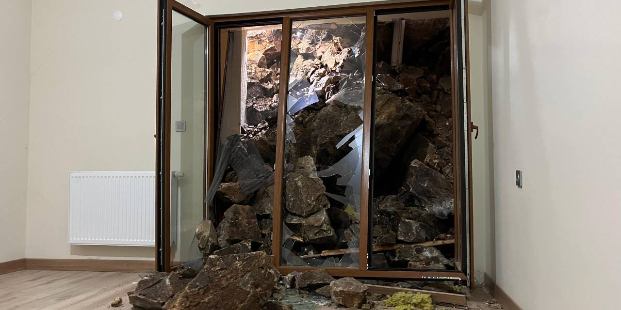 Heyelan sonucu kaya parçaları eve girdi