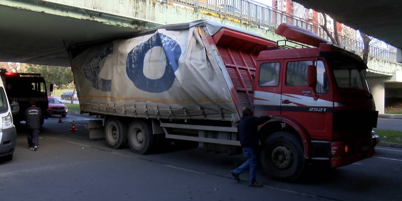 Kamyon kasası alt geçide sıkıştı. Sürücüye ceza kesildi