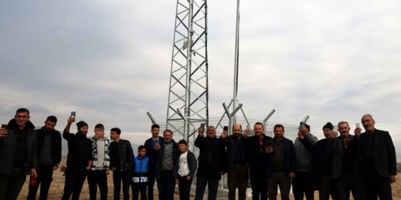 Telefonla konuşmak için tepeye tırmanmaktan kurtuldular