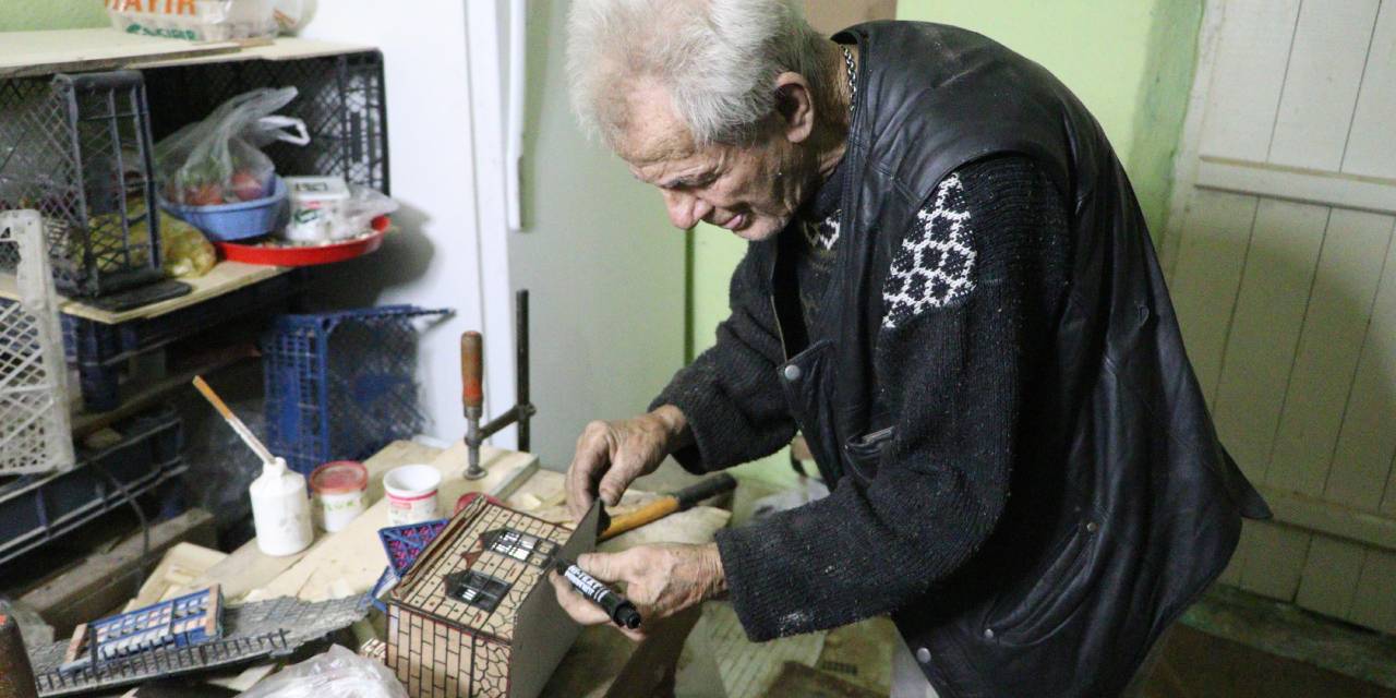 Engelli oğluna bakabilmek için maket ev yapan 84 yaşındaki adama yardım yağdı