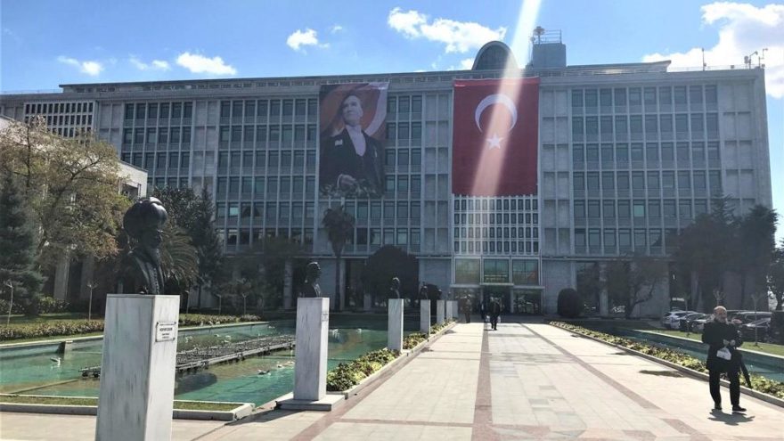 İBB binasına Atatürk posterleri ve Türk bayrakları asıldı