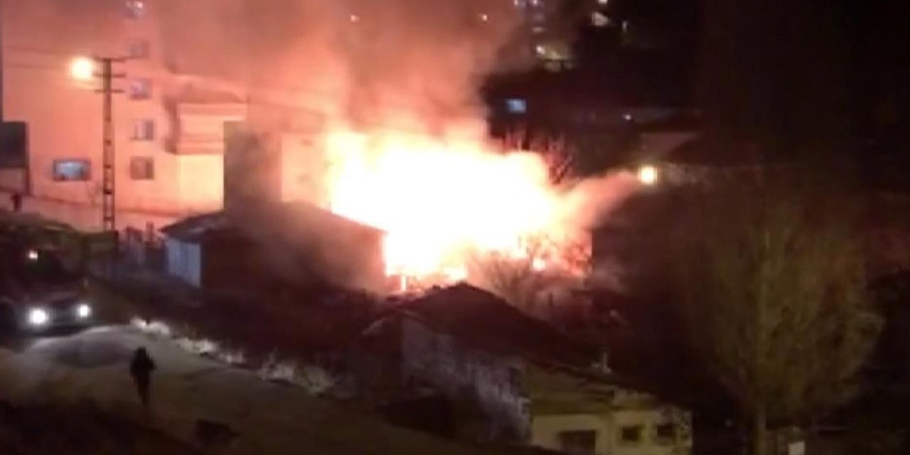 Gecekondu alev alev yandı. Peş peşe patlama sesleri duyuldu