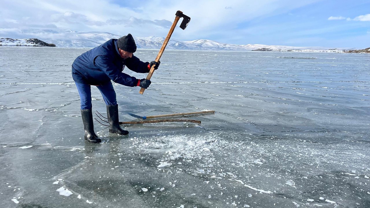 Çıldır Gölü'nde Eskimo tarzı 'vira bismillah'