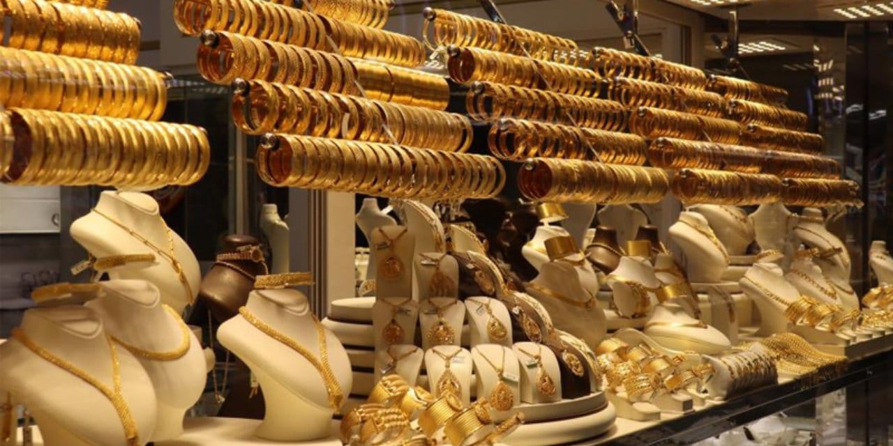 Altınlarını bozdurmaya başladılar. Kuyumcular şaşırdı