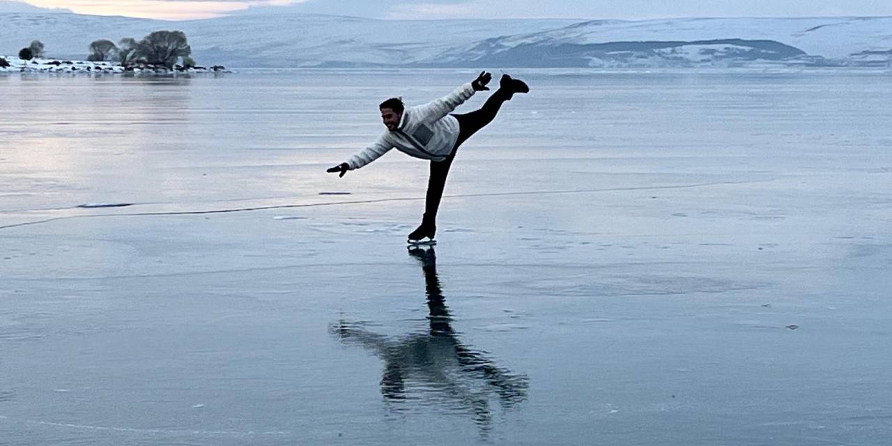 Çıldır Gölü üzerinde buz pateniyle dans