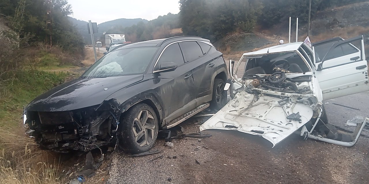 Araçlar kafa kafaya girdi. 3 kişi yaralandı