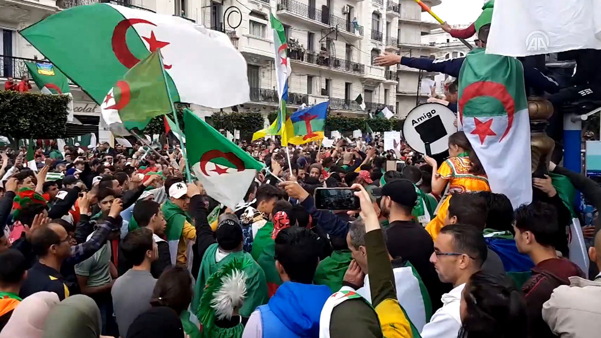 Buteflika istifa etti ama Cezayir'de sular durulmuyor! Göstericiler sokakta