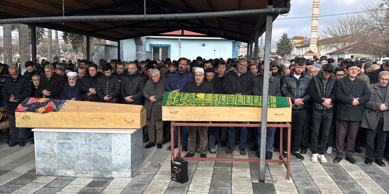 Bingöl'de yolcu otobüsü kazasında ölen çift Elazığ'da son yolculuğuna uğurlandı