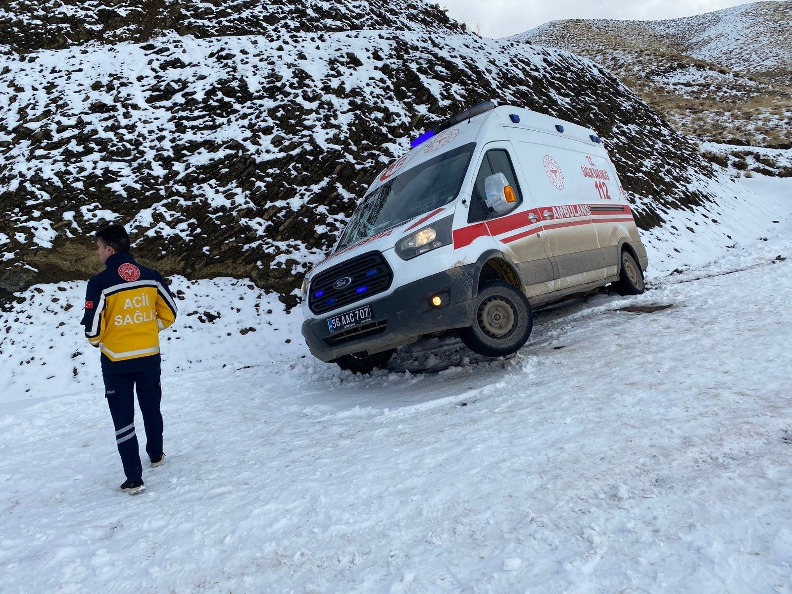 Kara saplanan ambulans çıkarılıp hastaya ulaştırıldı