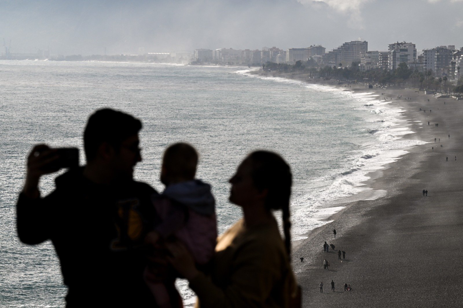 Antalya'da sağanak sonrası güneşli hava