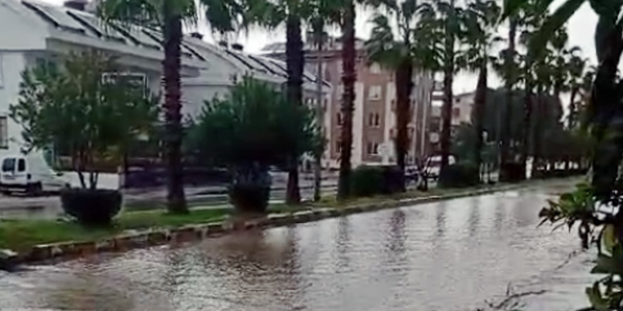 Manavgat'ta şiddetli yağış su baskınlarına yol açtı