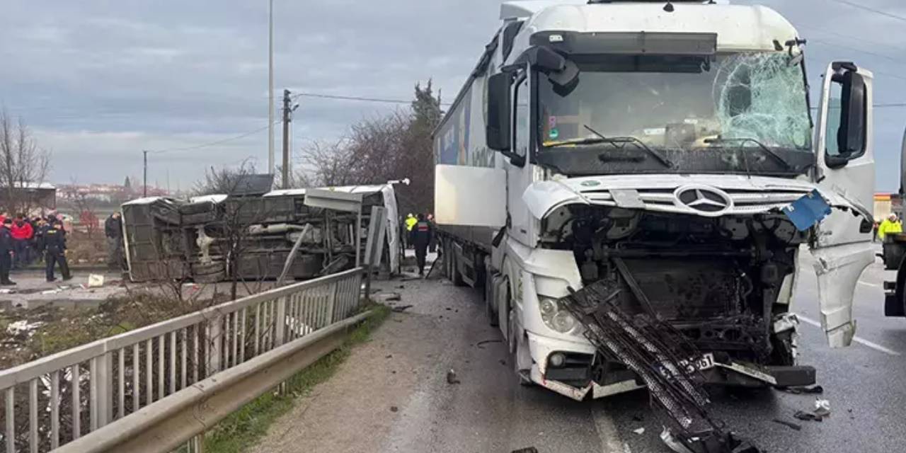 Öğrenci servisi TIR'la çarpıştı. Ölü ve yaralılar var