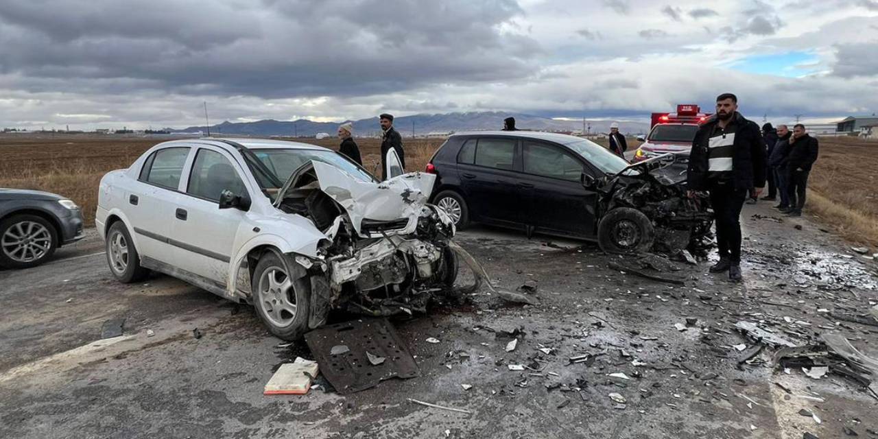 Otomobiller kafa kafaya çarpıştı. Karı koca hayatını kaybetti
