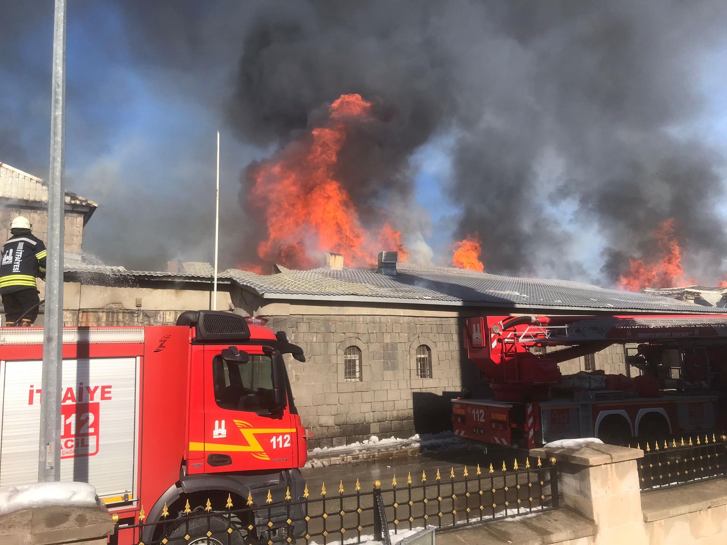 Erzurum'da tarihi Taşambarlar'da yangın