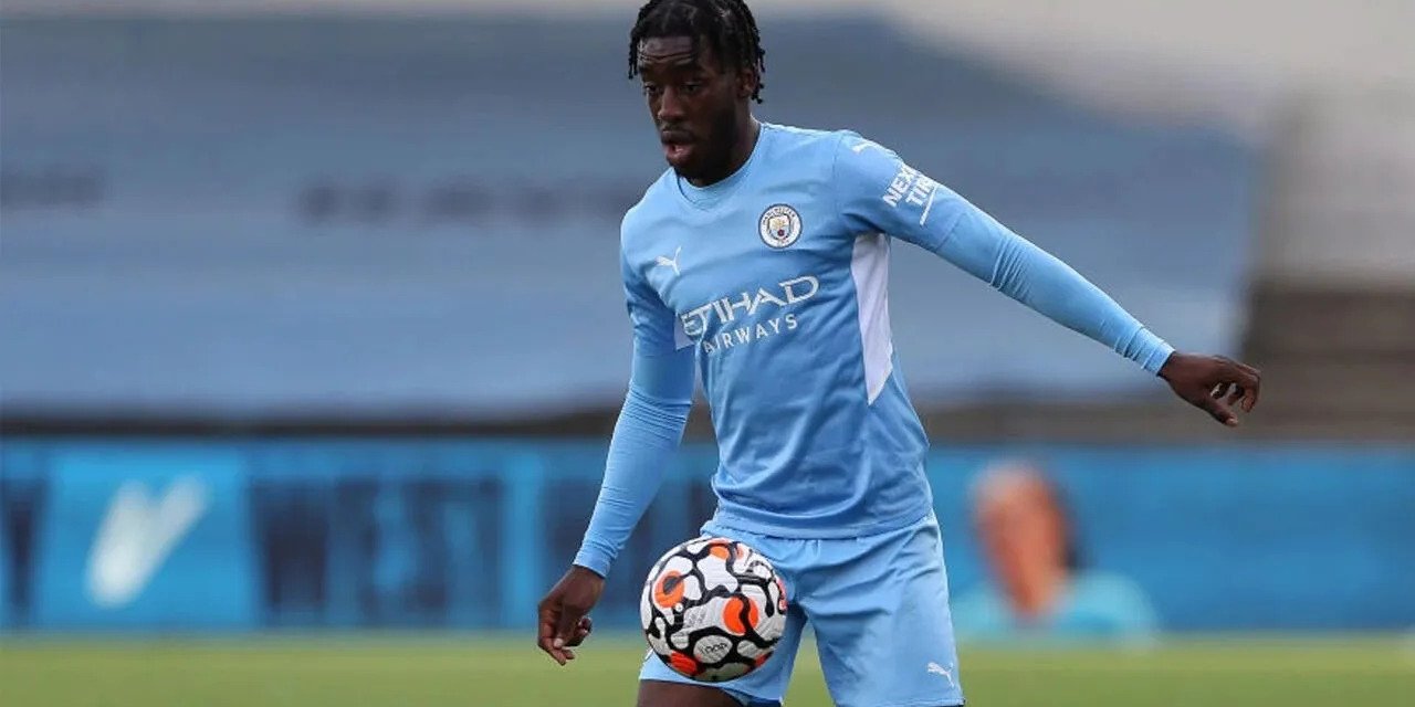 Galatasaray'ın yeni sağ bekini buldu. Manchester City'le masaya oturacaklar