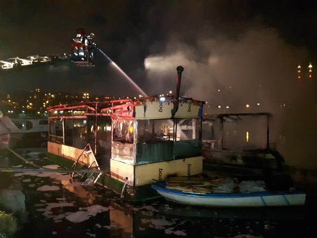 İstanbul'da korkutan yangın: iki tekne alevlere teslim oldu