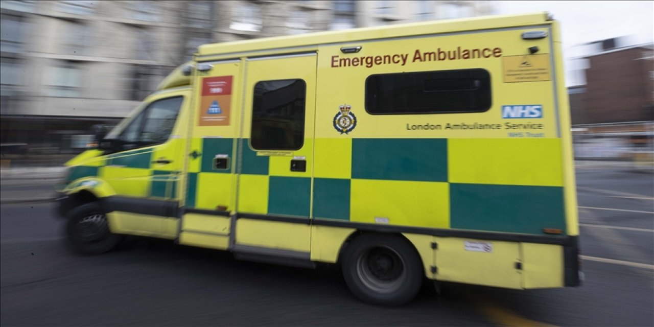 Aracını kaldırımda yürüyenlerin üzerine sürdü. 4 kişi yaralı