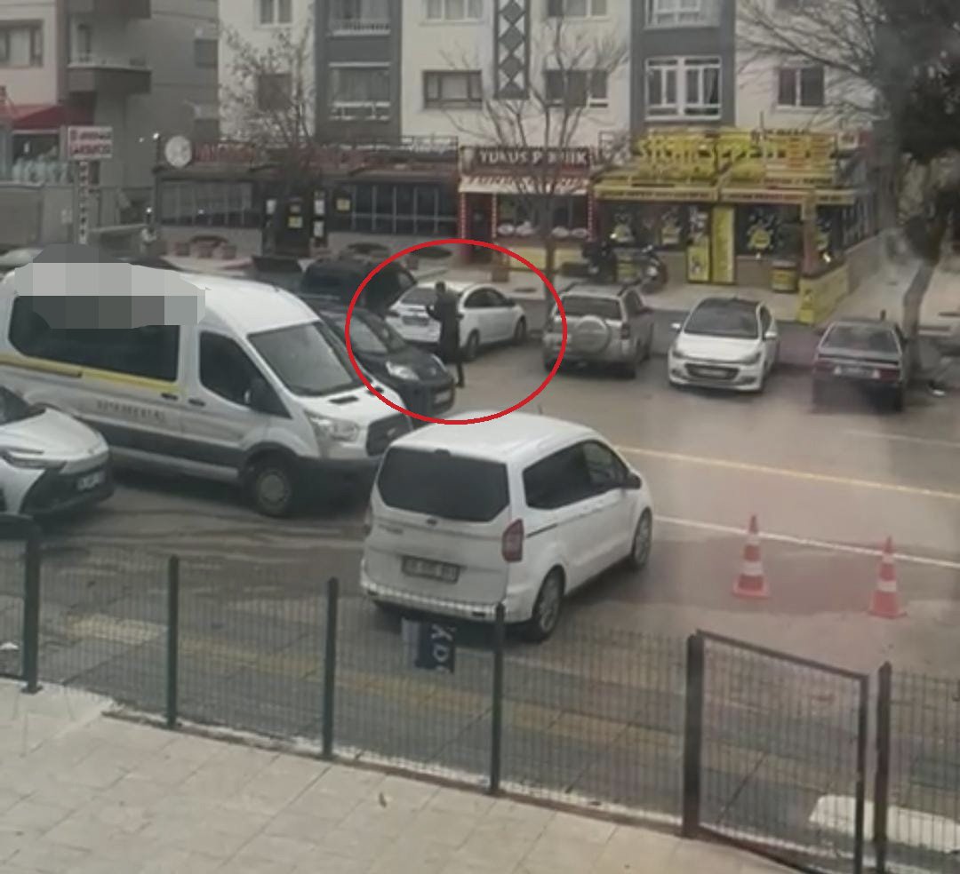 Eşinin bulunduğu otomobile ateş açtı. Boşanma aşamasında olduğu ortaya çıktı