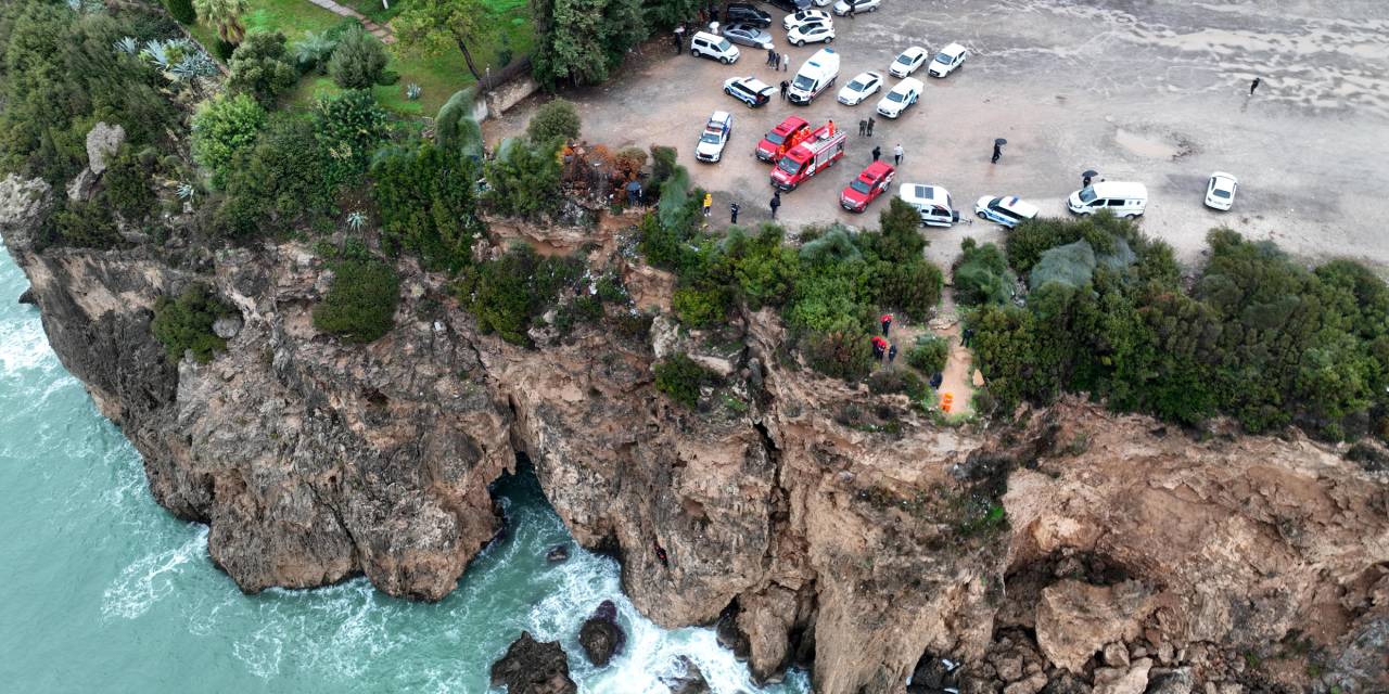 Falezlerden düşen otomobil mıknatısla aranıyor