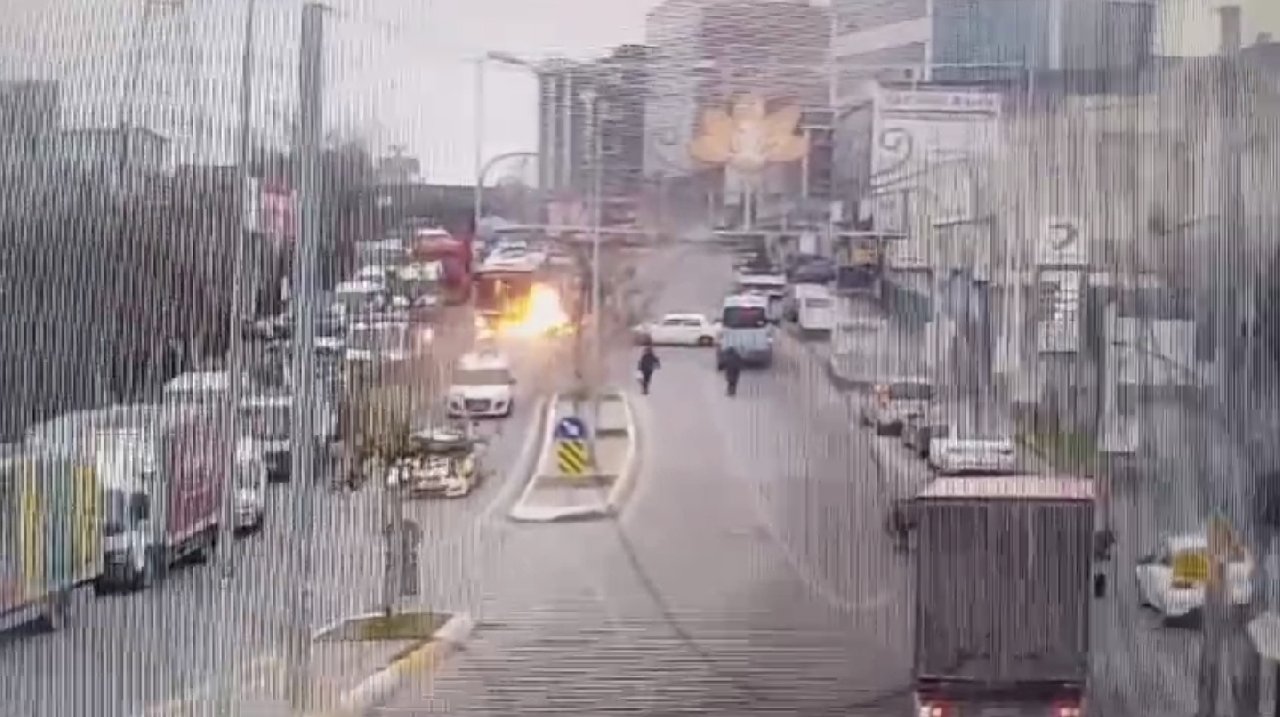 İETT otobüsüne çarpan motosiklet alev alev yandı