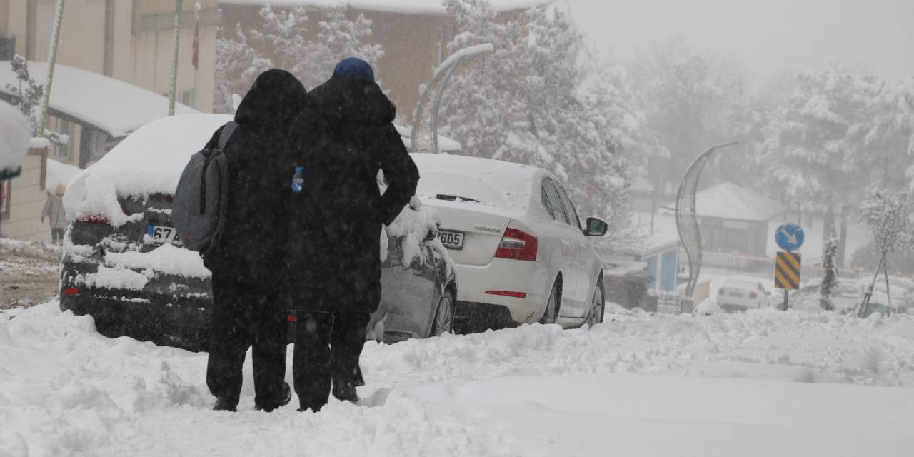 Hakkari'de kar 30 cm'yi buldu. Eğitime ara verildi