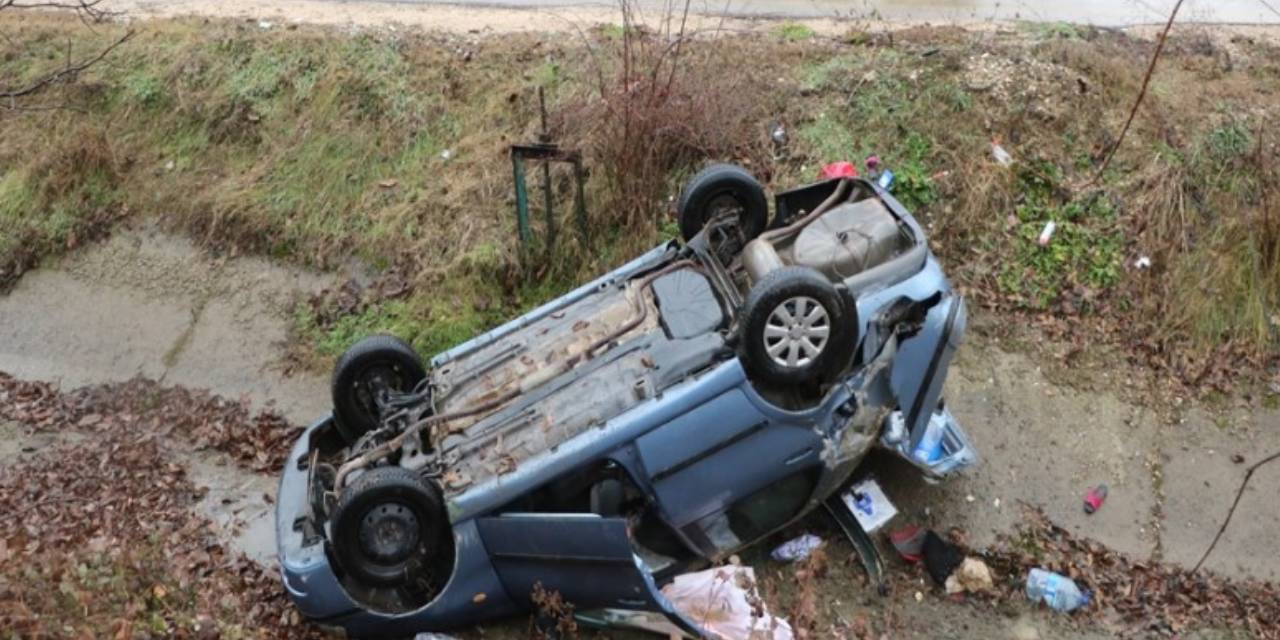 Otomobil kanala uçtu: Anne ve oğlu yaralandı