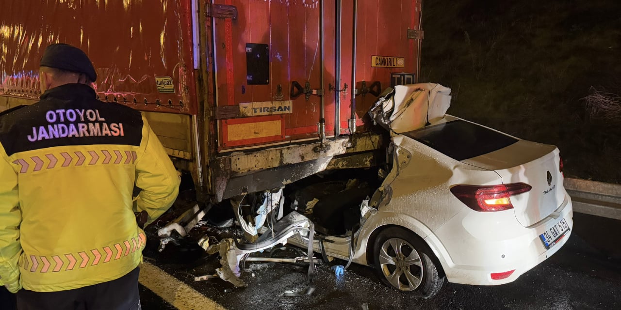 İstanbul'da feci kaza: Otomobil TIR'a çarptı