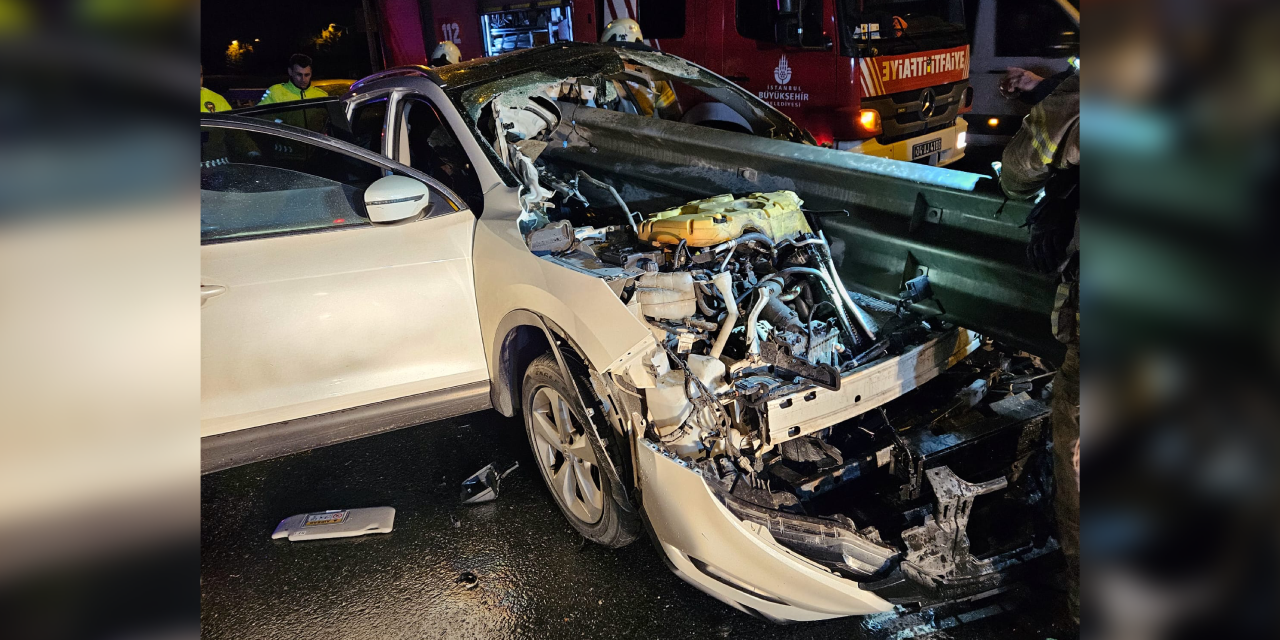 Beylikdüzü'nde feci kaza! Bariyerlere ok gibi saplandı