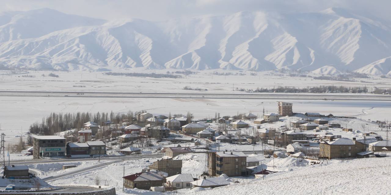 Hakkari'de 51 yerleşim yerinin yolu kapandı