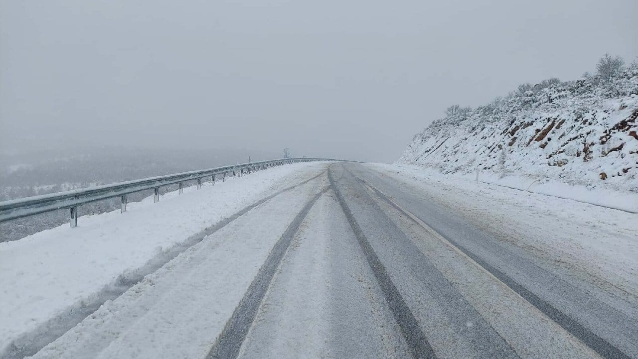 Çanakkale'nin yüksek kesimleri kar yağışı ile beyaza büründü