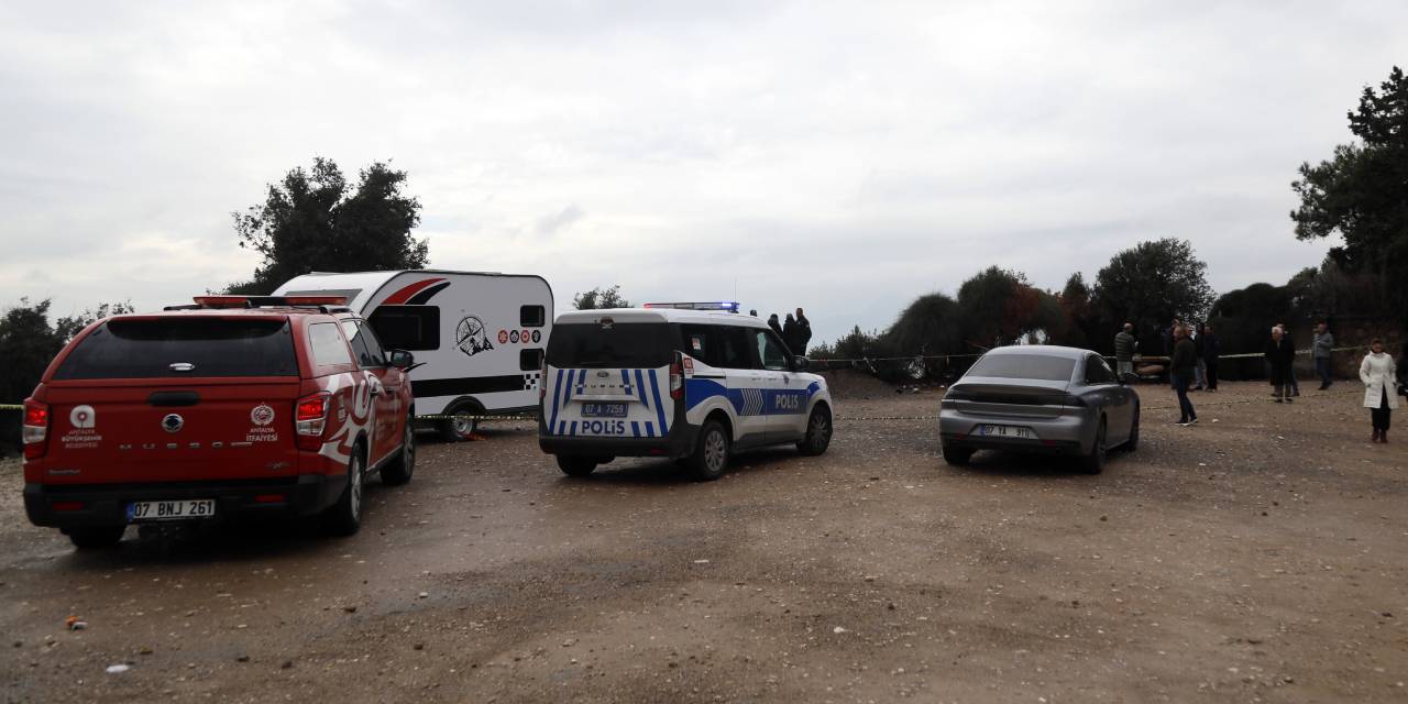 Falezlerden düşen otomobilin sürücüsünü arama çalışmaları devam ediyor