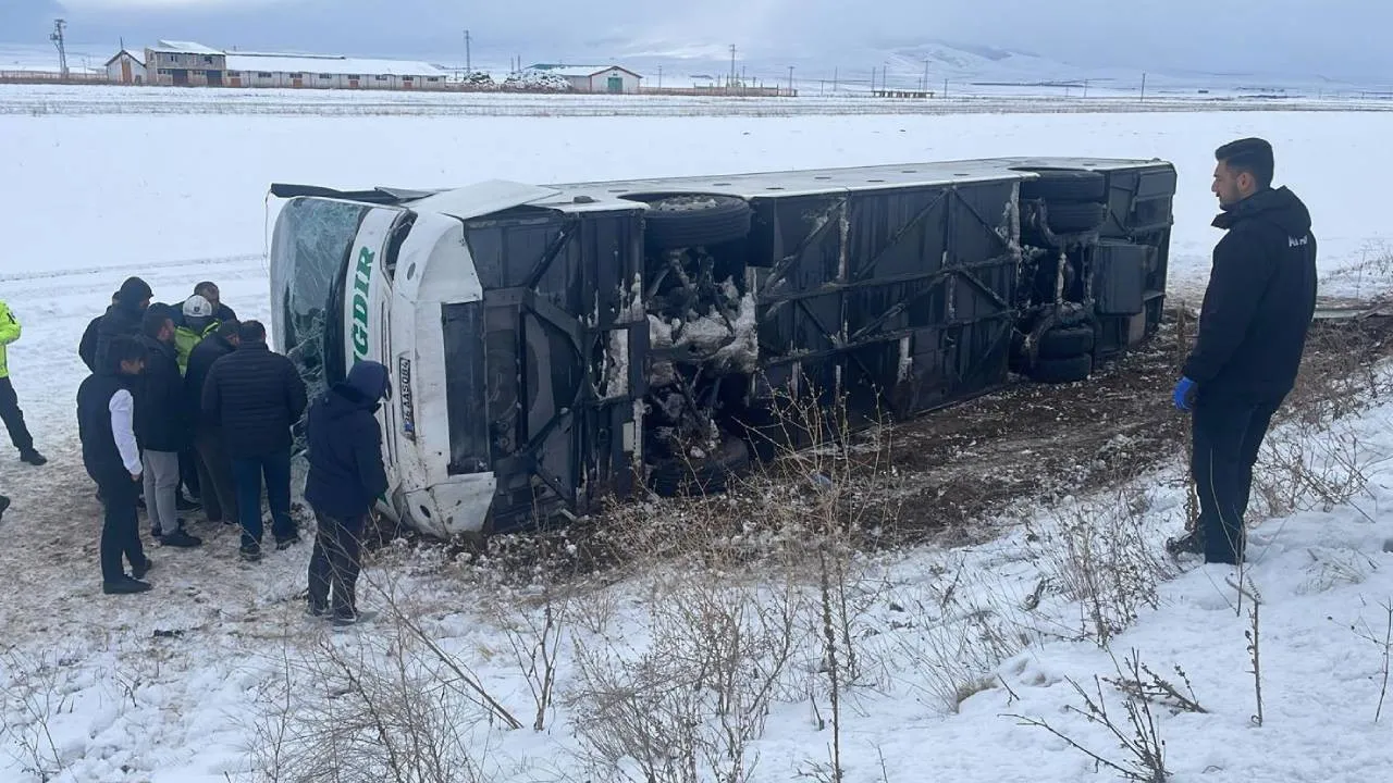 Kars'ta yolcu otobüsü devrildi. Çok sayıda yaralı var