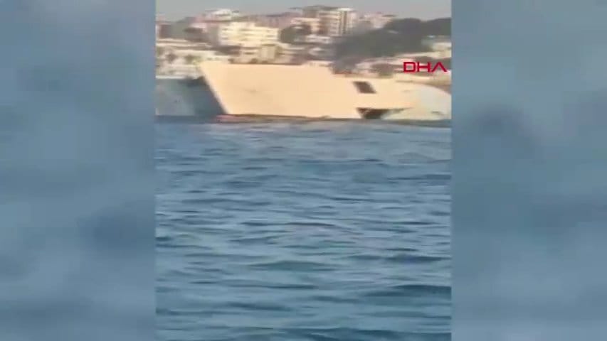 Kayalıklara çarpıp batan teknedeki balıkçılar kurtarıldı