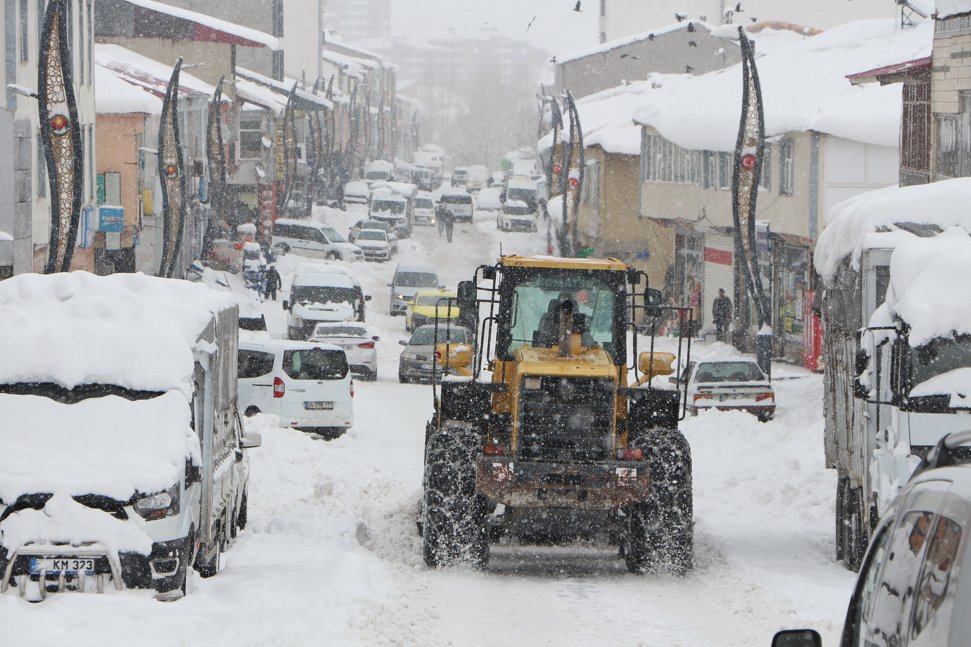 Bingöl'de yüzlerce köye ulaşılamıyor