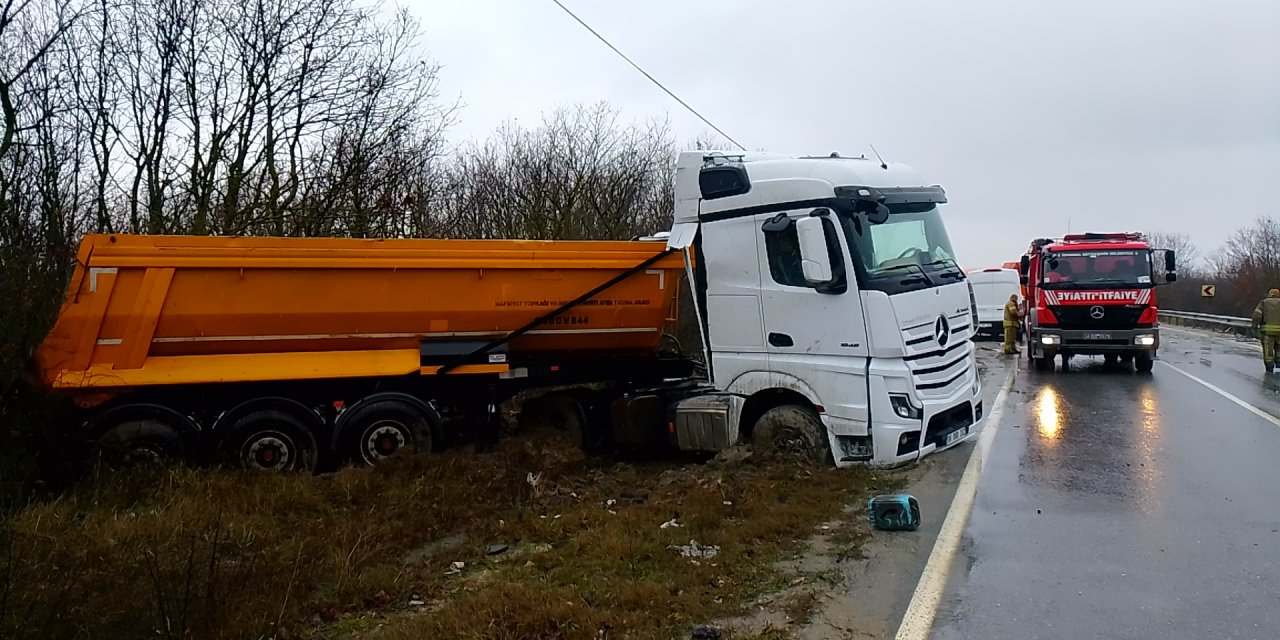 İstanbul'da iki kamyon kafa kafaya girdi