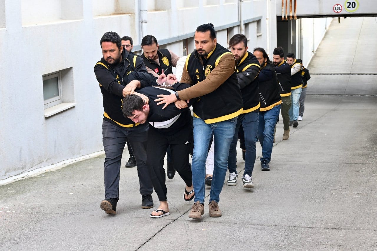 Adana'da kuyumcu hırsızlığı ile ilgili 8 zanlı tutuklandı