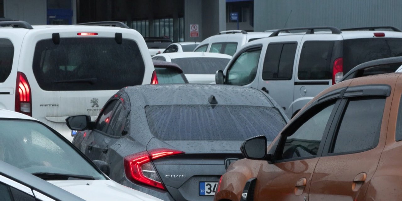 Yüzde 43 zamdan kaçmak için dondurucu soğukta saatlerce kuyrukta beklediler