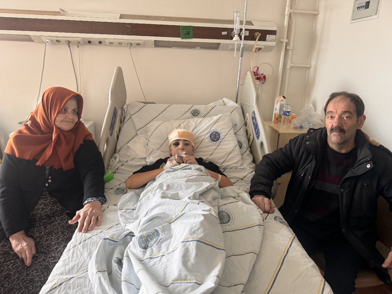 Kafasına düşen buz sarkıtı hastanelik etti