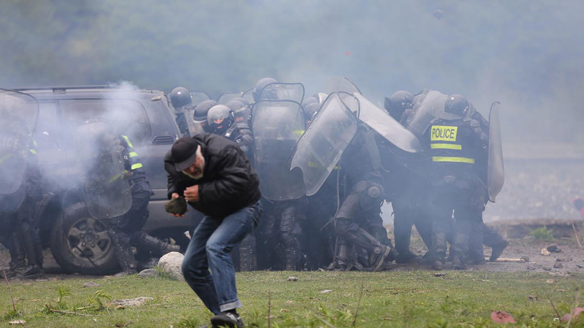 Gürcistan'da HES protestosuna müdahale: 38'i polis 55 kişi yaralı