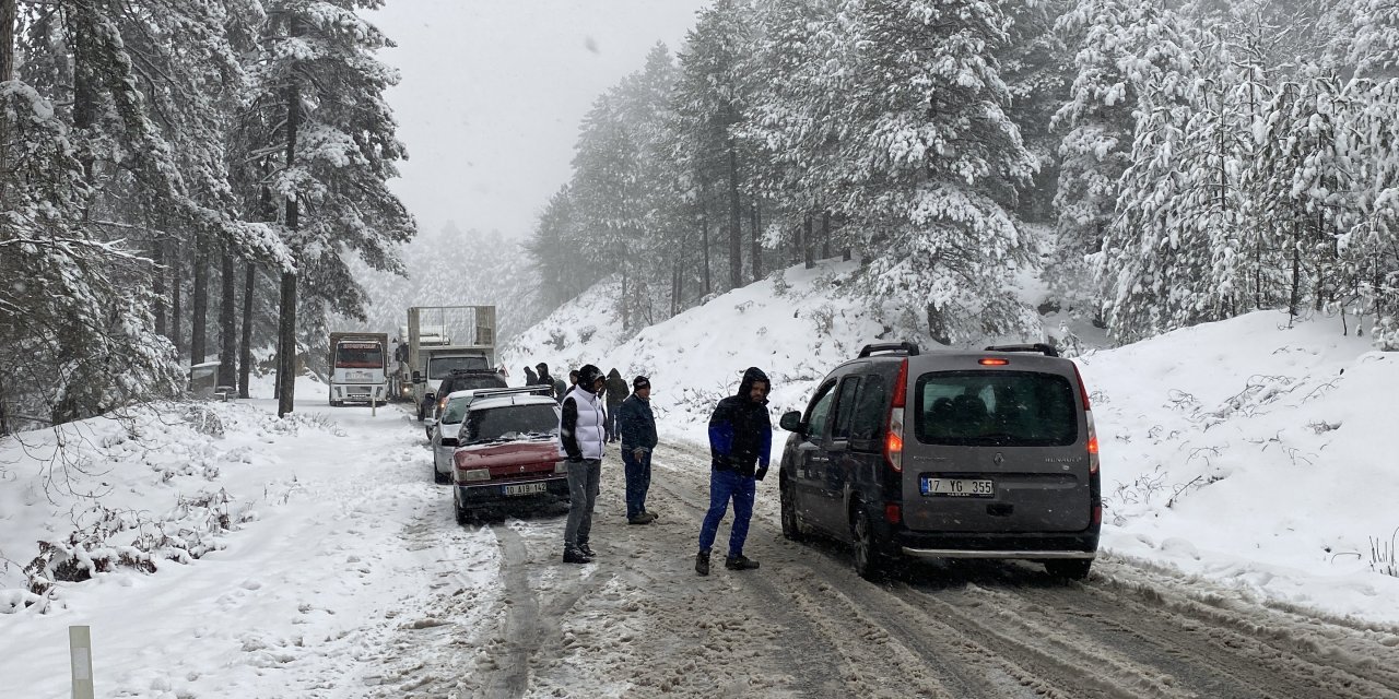 Kaz Dağları'nı kar bastı. Sürücülerin zor anları