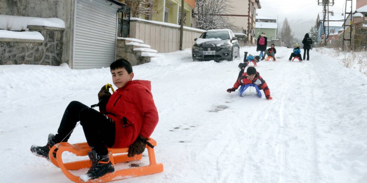 Kars'ta çocuklar mahalle aralarında kızak keyfi yaşadı