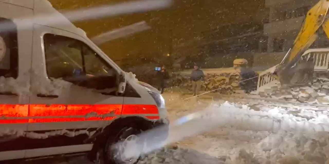 Ambulans kara saplananınca iş makinesiyle kurtarıldı