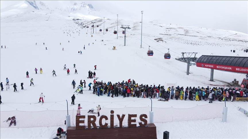 Erciyes Kayak Merkezi'nde hafta sonu yoğunluğu yaşandı